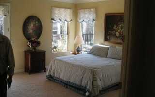 Дизайн спальни два окна на одной и на разных стенах