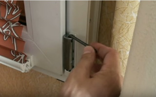 Как быть, если пластиковое окно открылось сразу в двух положениях? — OknaNaGoda.com