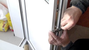 Самостоятельно меняем магнитную защелку
