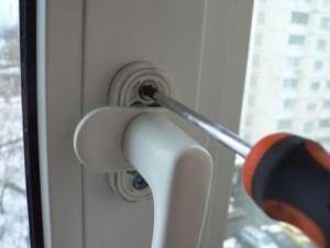 Вставив новую ручку на место старой, закручиваем шурупы