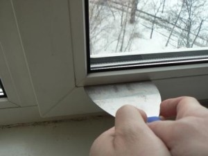 легким ударом отсоедините штапик