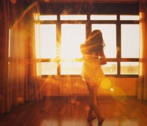 Уменьшает яркость света