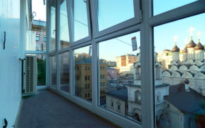 Французский балкон: остекление до пола