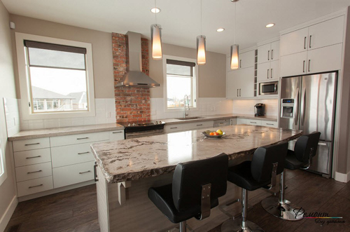 Дизайн кухни в частном доме с окном