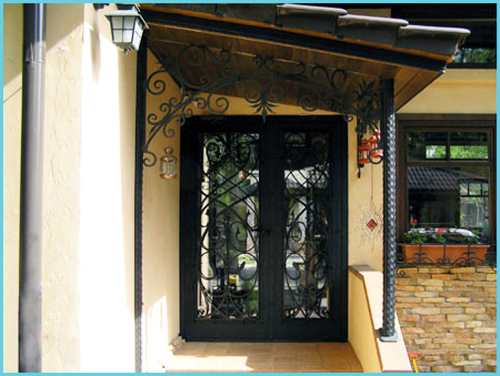 Входные двери со стеклопакетом для загородного дома