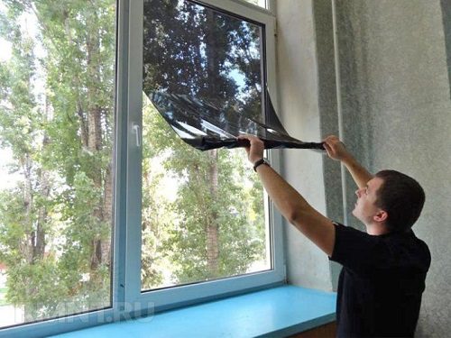 Как снять солнцезащитную пленку с окна