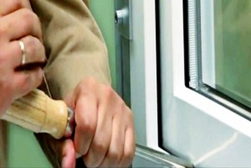 Как вскрыть пластиковое окно