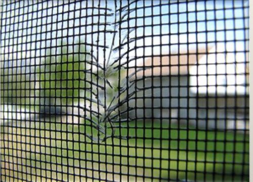 простой ремонт москитной сеткой иголкой и нитками