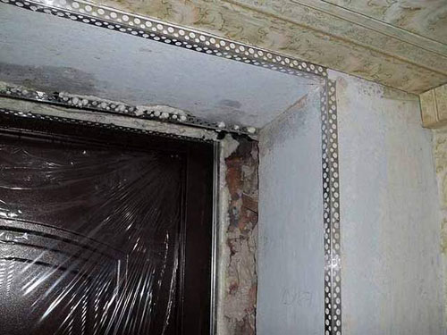 Чем отделать откосы входной двери
