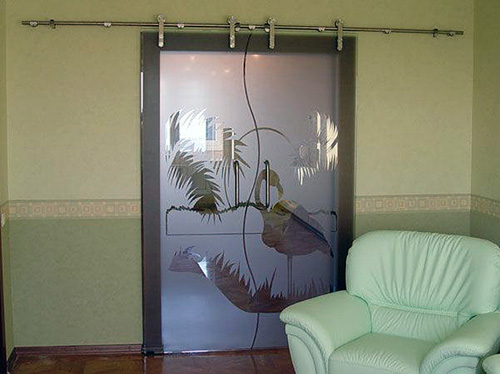 Стеклянные межкомнатные распашные двери