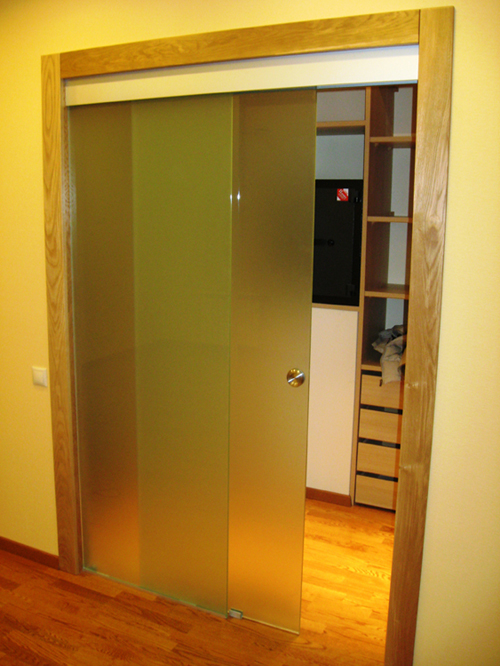 Распашные стеклянные двери