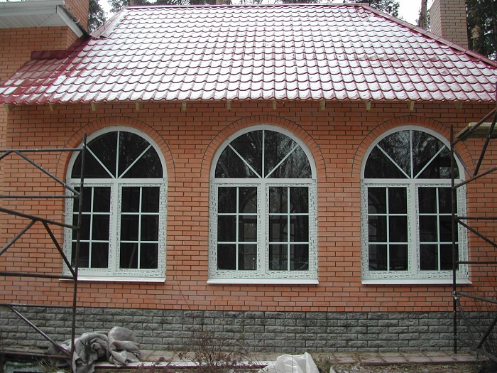 арочные окна со шпросами для частного дома