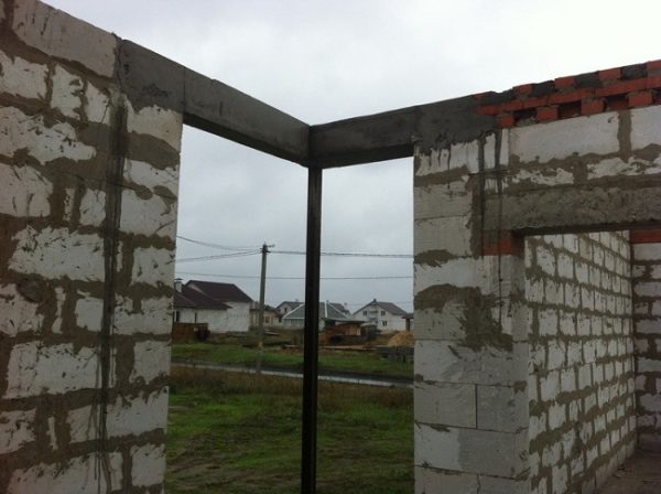 армирующий пояс для газобетонных домов в углу