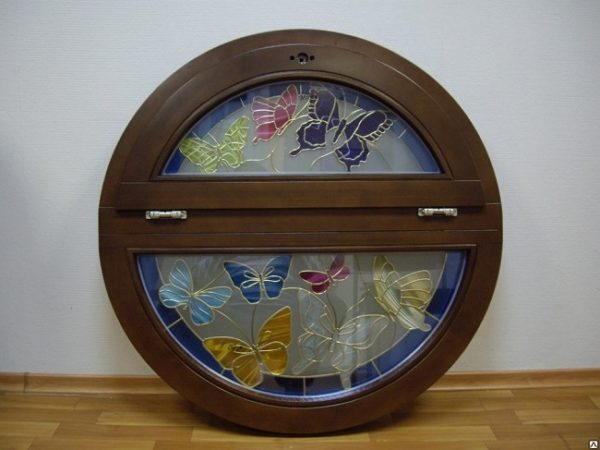 круглое окно с витражом