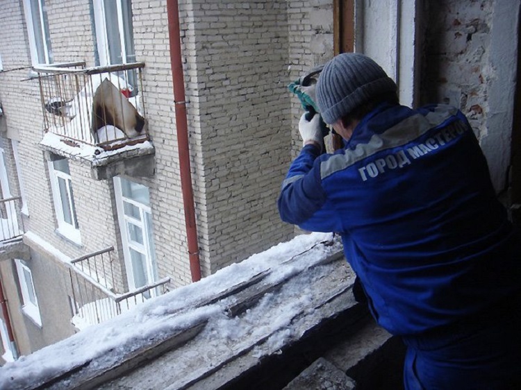 демонтаж старого окна зимой
