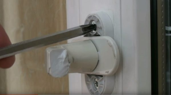 замена ручки пластикового окна